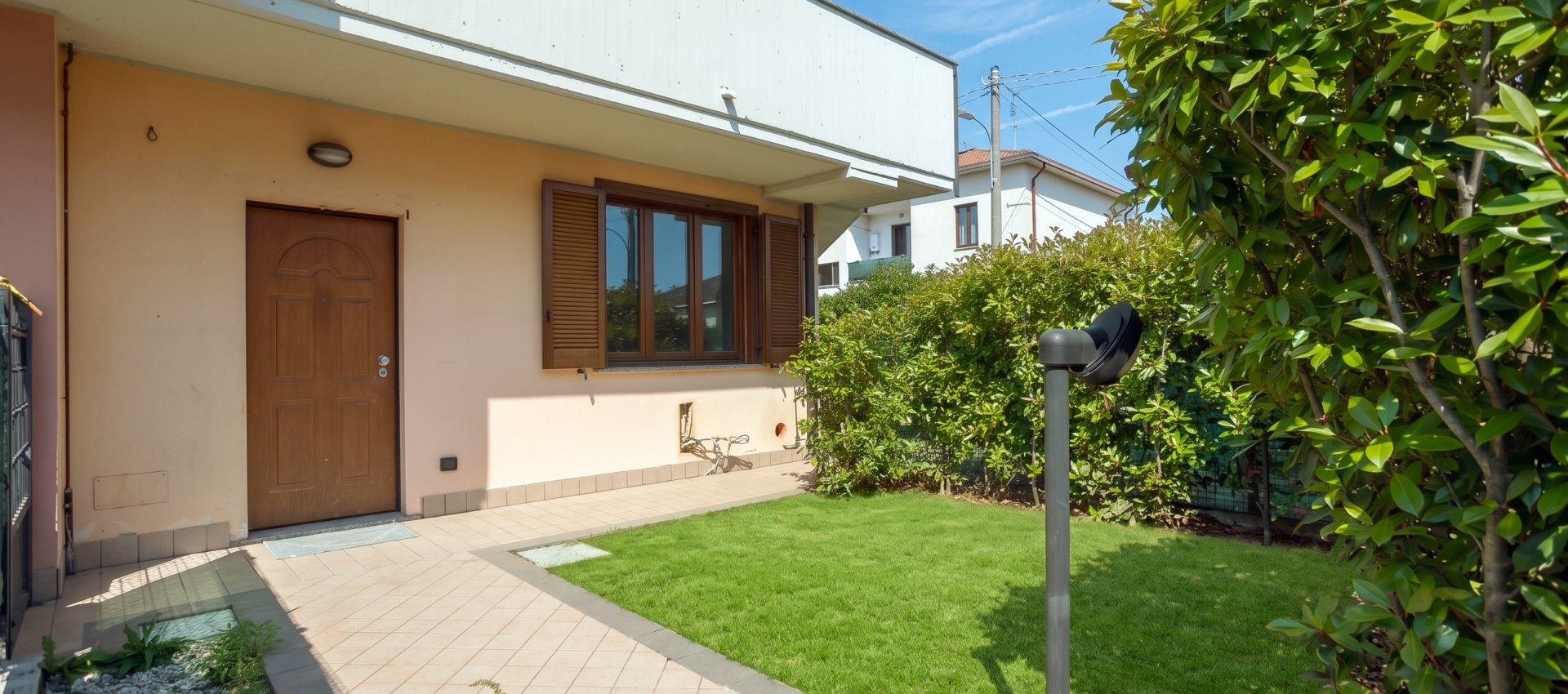 Ingresso indipendente, doppio giardino privato, box auto e cantina
